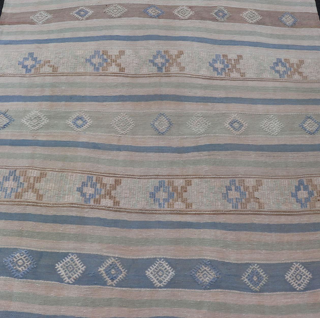 Türkischer Flachgewebeteppich-Kelim mit Stickereien in Blau, Braun und Creme (Handgewebt) im Angebot