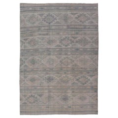 Kilim turco vintage de tejido plano con rayas y bordados gris-verde