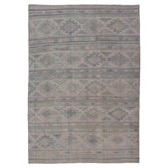 Vieux kilim turc à tissage plat avec rayures et broderies gris-vert