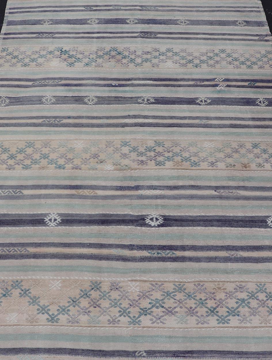 Vintage Turkish Flat-Weave L. Grün, Taupe, Butter, Lavendel & Tintenblau. Keivan Woven Arts / Teppich/EN-15179, Herkunftsland / Art: Türkei / Kelim, um 1950

Maße: 5'6 x 8'0 

Dieser flachgewebte Kelim im Vintage-Stil zeichnet sich durch ein