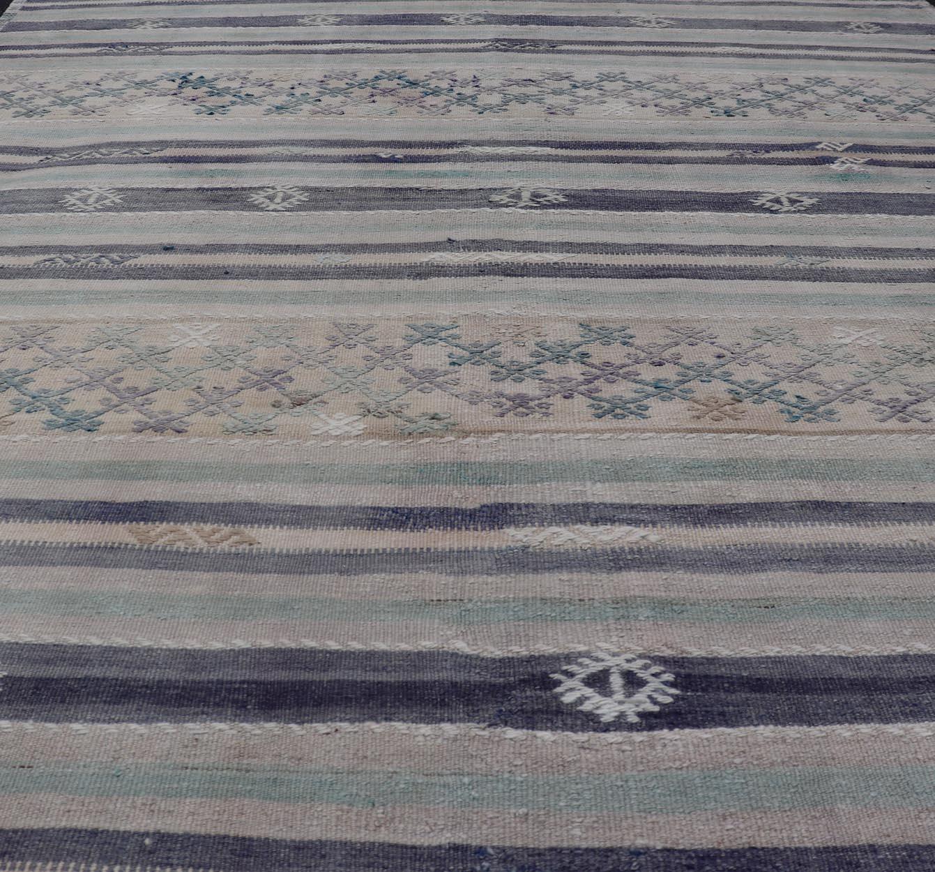 Tejido Plano Turco Vintage L. Verde, topo, mantequilla, lavanda y azul tinta Kilim en venta