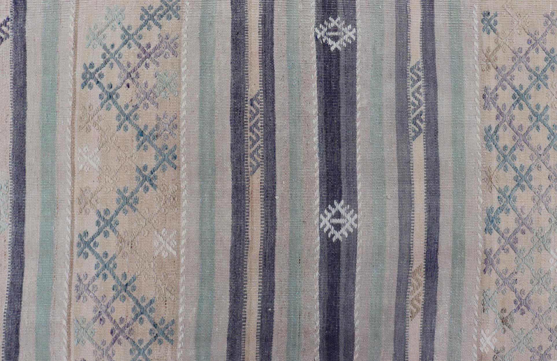 Türkisches Flachgewebeteppich, L. Grün, Taupe, Butter, Lavendel & Tintenblau (20. Jahrhundert) im Angebot