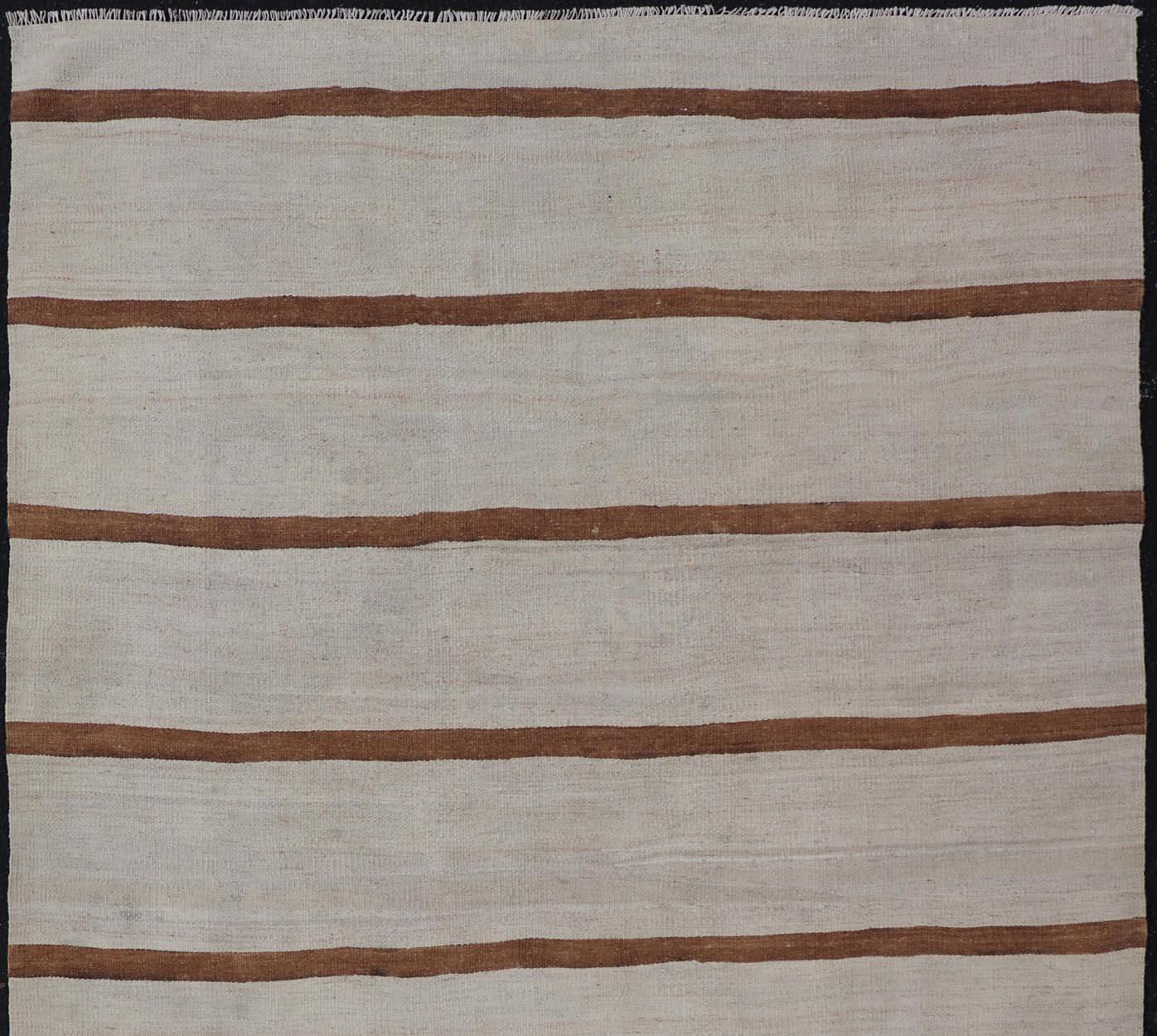 Türkischer Flachgewebe-Kilim aus Elfenbein, Brown und Light Tan in gedeckten Farben (Kelim) im Angebot