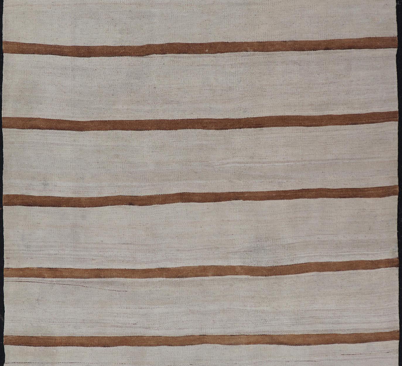 Türkischer Flachgewebe-Kilim aus Elfenbein, Brown und Light Tan in gedeckten Farben (Handgewebt) im Angebot
