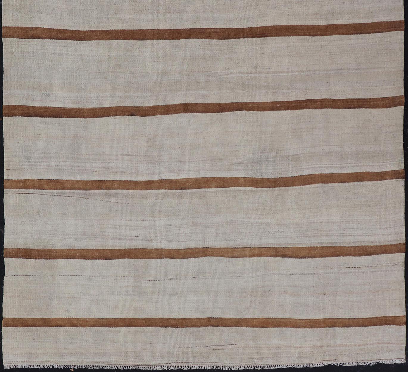Türkischer Flachgewebe-Kilim aus Elfenbein, Brown und Light Tan in gedeckten Farben im Zustand „Gut“ im Angebot in Atlanta, GA