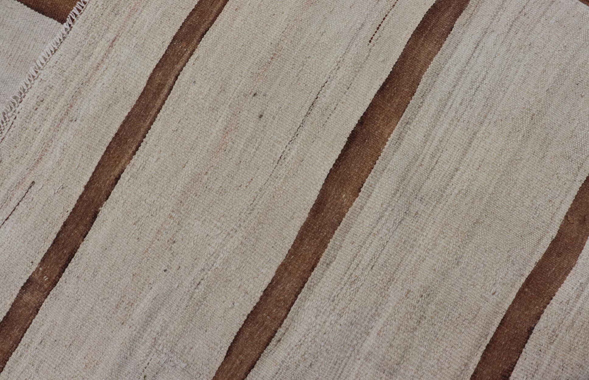 Türkischer Flachgewebe-Kilim aus Elfenbein, Brown und Light Tan in gedeckten Farben (20. Jahrhundert) im Angebot
