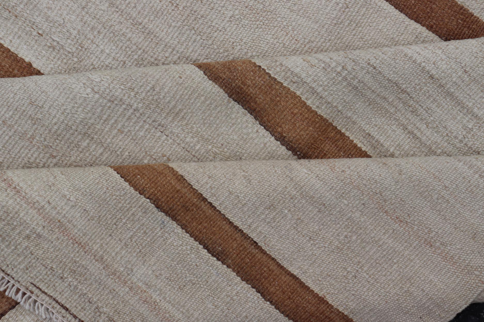 Türkischer Flachgewebe-Kilim aus Elfenbein, Brown und Light Tan in gedeckten Farben (Wolle) im Angebot