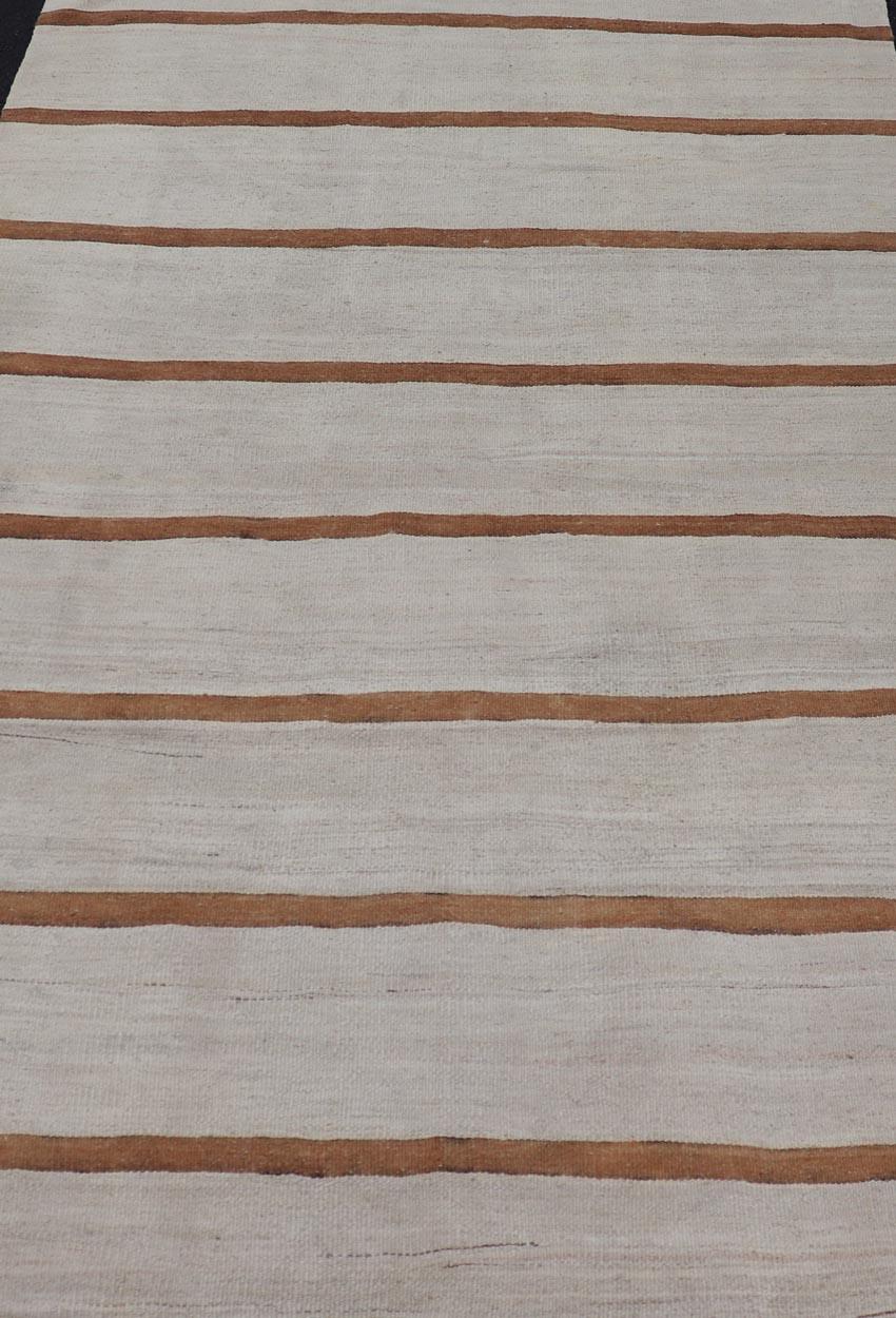 Türkischer Flachgewebe-Kilim aus Elfenbein, Brown und Light Tan in gedeckten Farben im Angebot 1