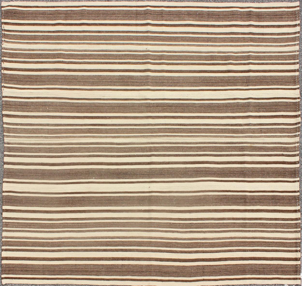 Kilim turco d'epoca a trama piatta dai colori tenui: grigio, marrone e crema in vendita 1