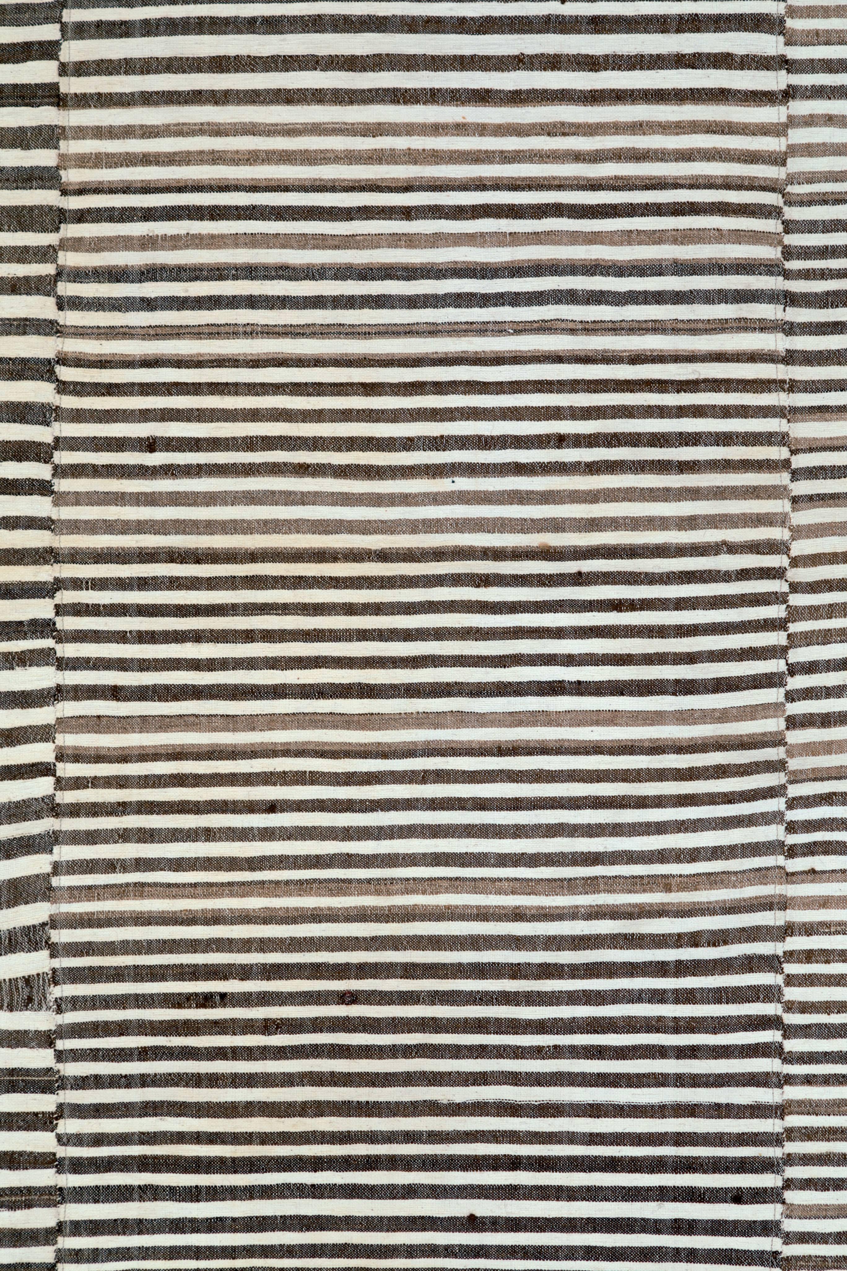 A vintage Turkish flat-woven Kilim rug from the late 20th century.
