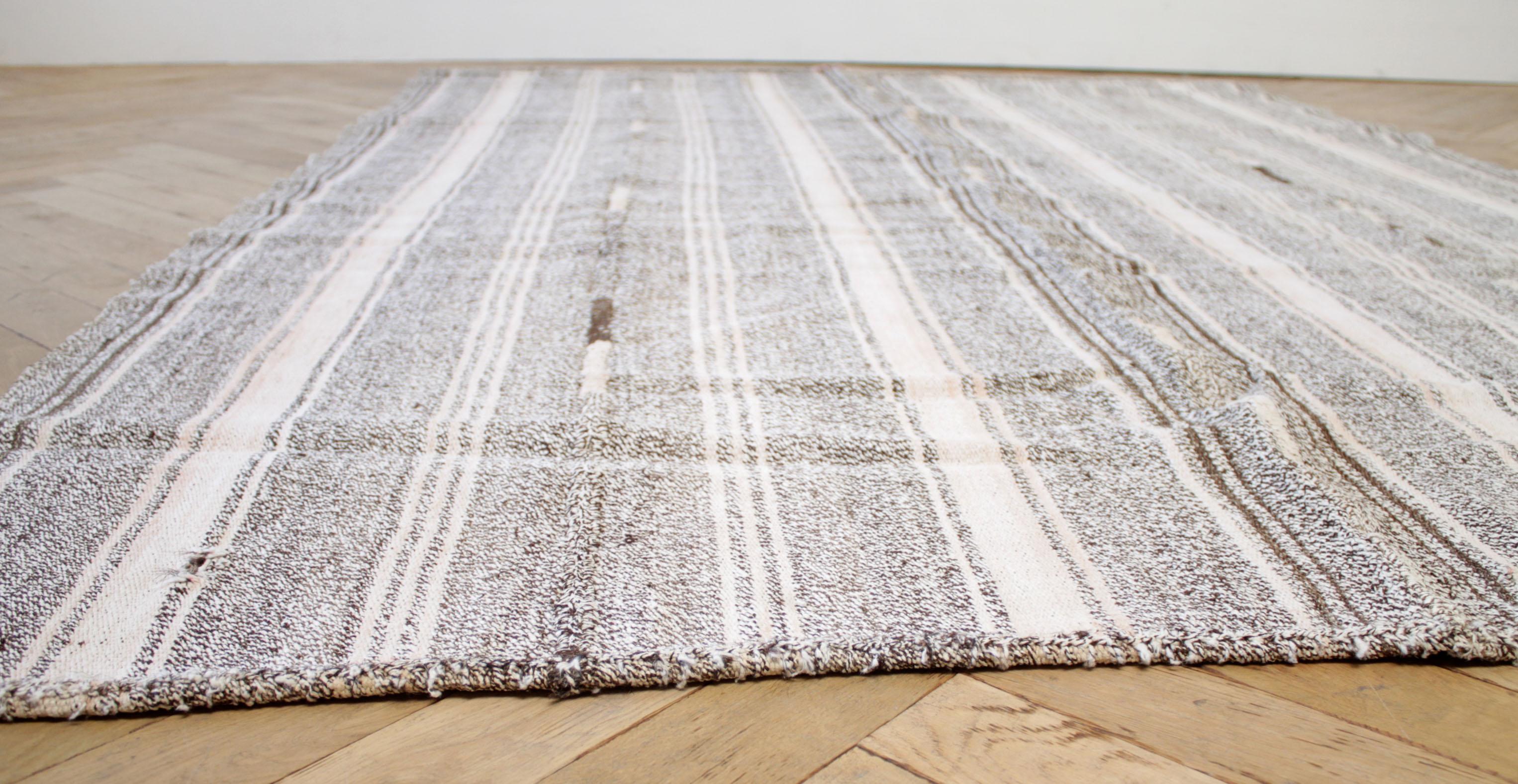 Türkischer Flachgewebe-Teppich im Vintage-Stil mit Braun- und Blush-Tönen (Minimalistisch) im Angebot