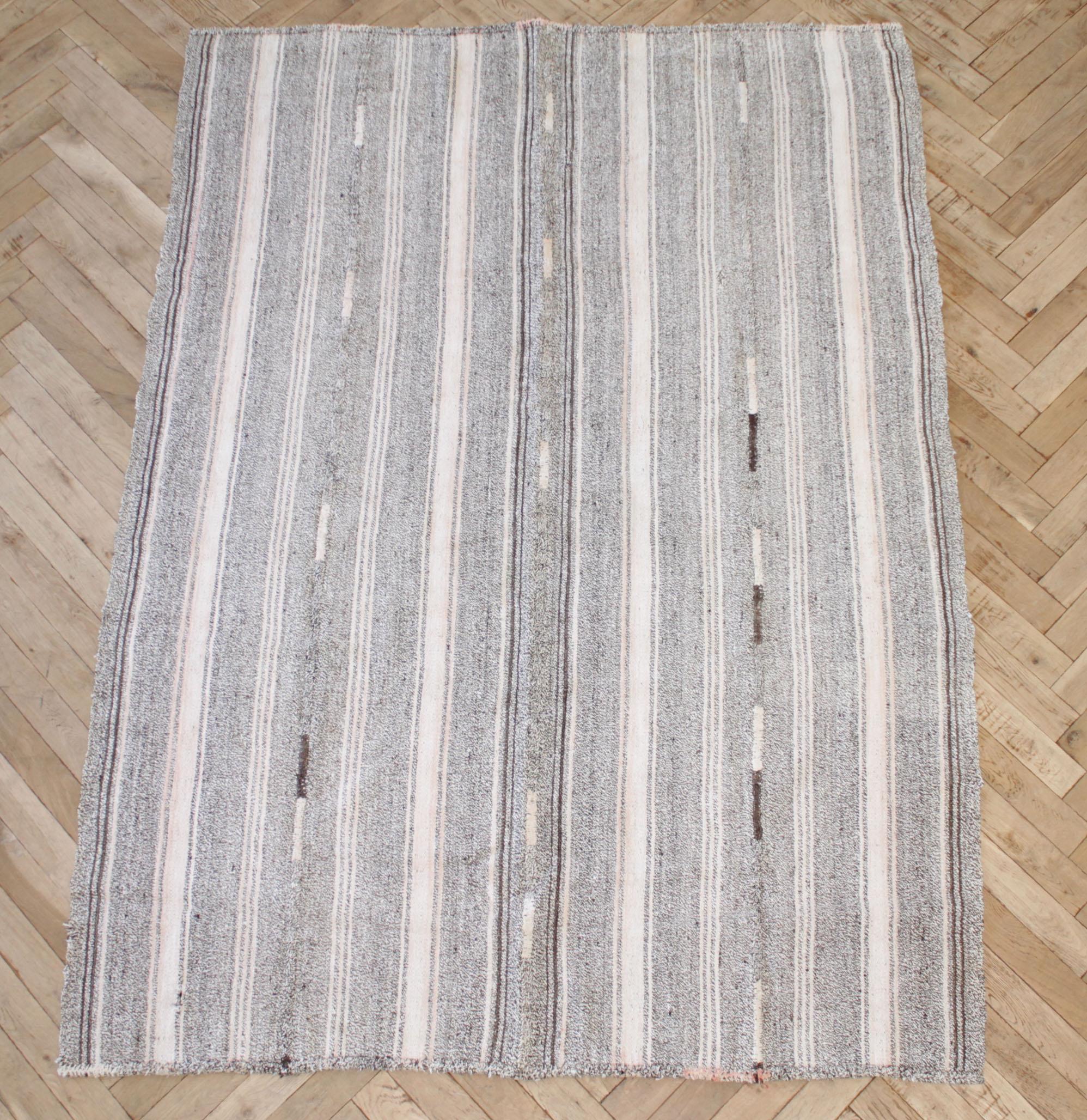 20th Century Vintage Turkish Flat-Weave Rug with Brown and Blush Tones For Sale