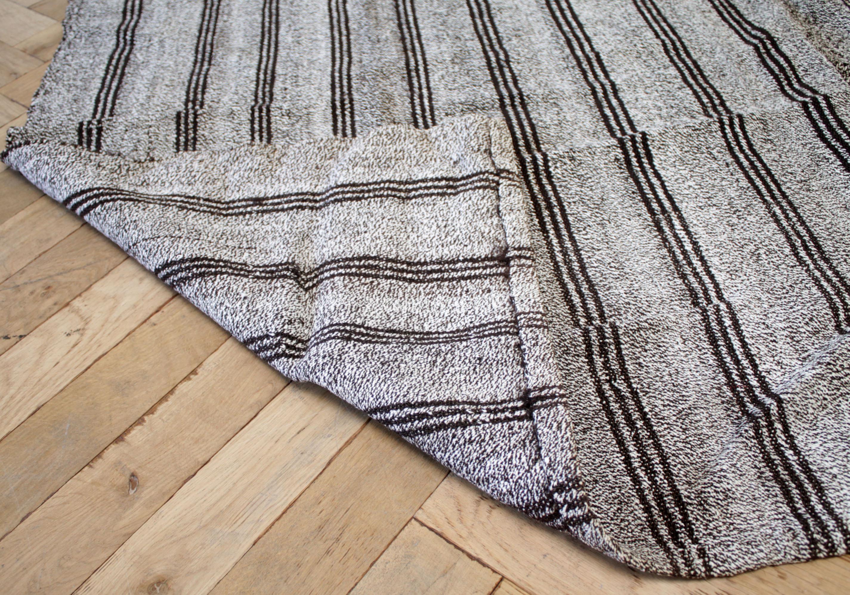 Türkischer Flachgewebe-Teppich mit Streifen (Minimalistisch) im Angebot