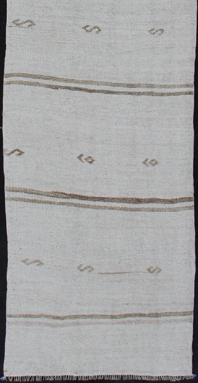 Runner Kilim moderno proveniente dalla Turchia con strisce. Keivan Woven Arts / tappeto TU-NED-1206, Paese d'origine / tipo: Turchia / Kilim, circa 1960
Misure: 2'9 x 11'10.
Questo runner vintage dal design moderno, proveniente dalla Turchia,
