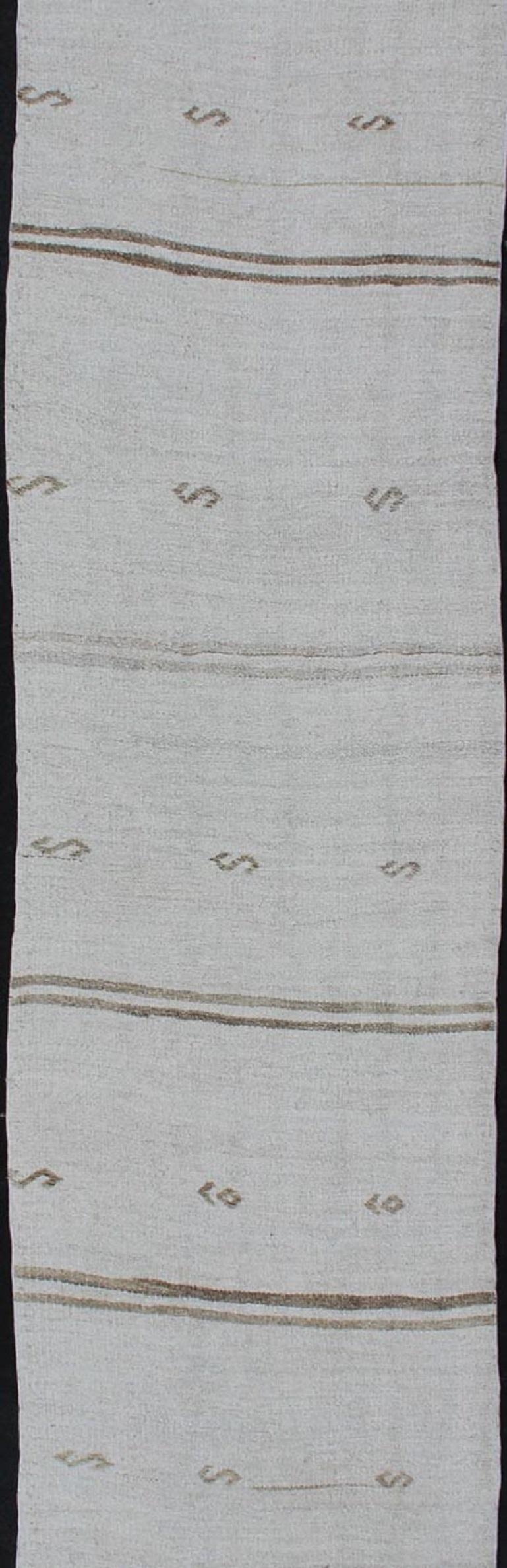 Kilim Runner turco vintage a trama piatta con design moderno a righe in bianco in vendita