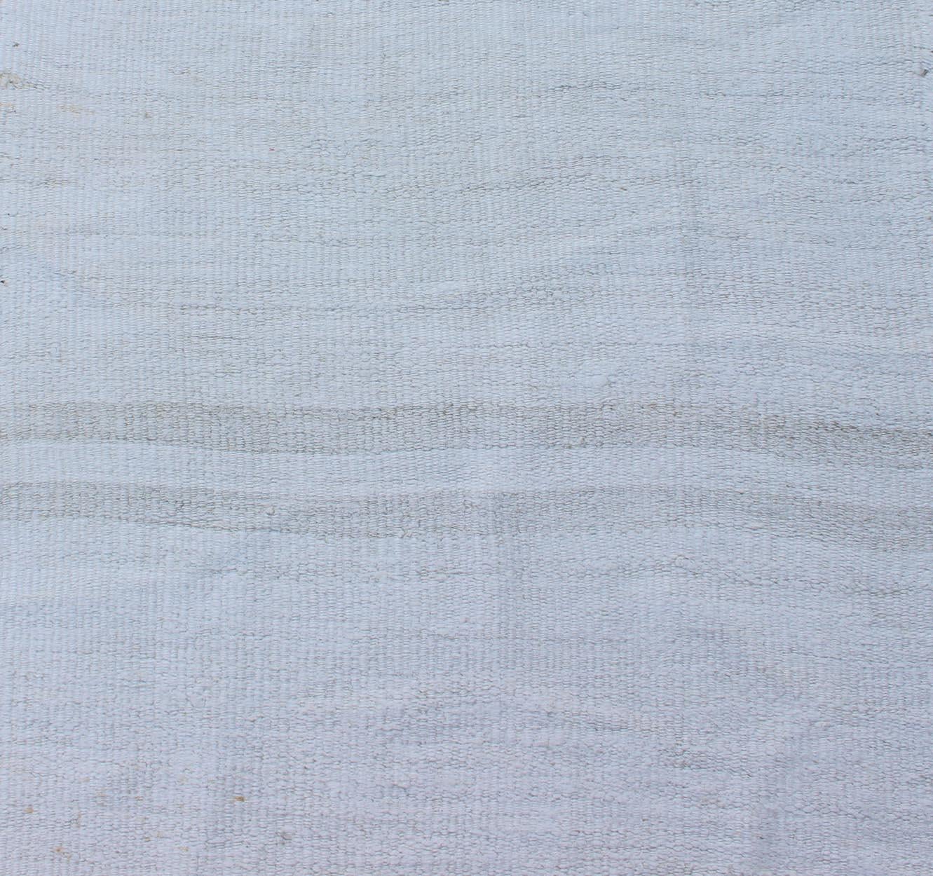 Kilim Runner turco vintage a trama piatta con design moderno a righe in bianco in vendita