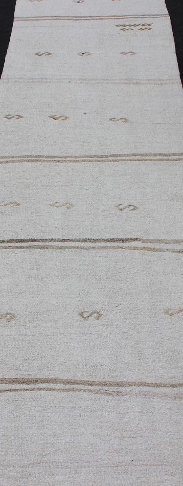 Runner turco vintage a trama piatta con design moderno a righe in bianco In condizioni buone in vendita a Atlanta, GA
