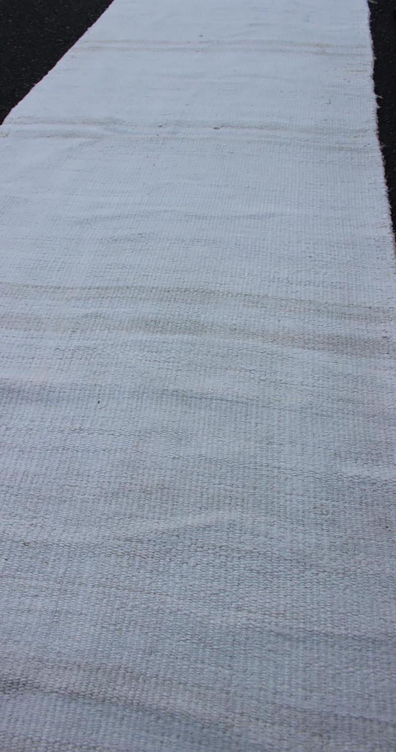 Türkischer Flachgewebe-Läufer mit modernem Streifenmuster in weißer Farbe (Wolle) im Angebot