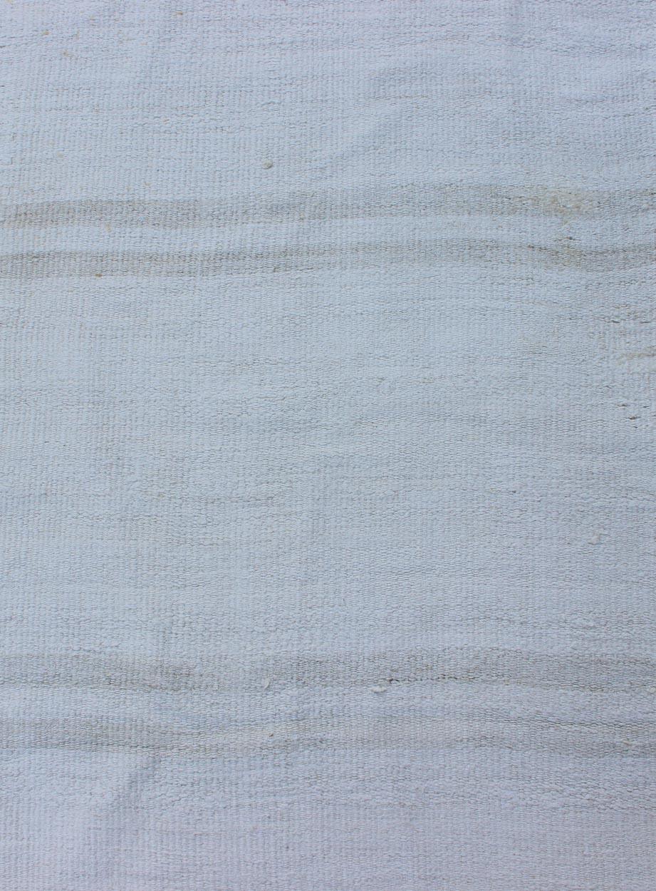 Türkischer Flachgewebe-Läufer mit modernem Streifenmuster in weißer Farbe im Angebot 1