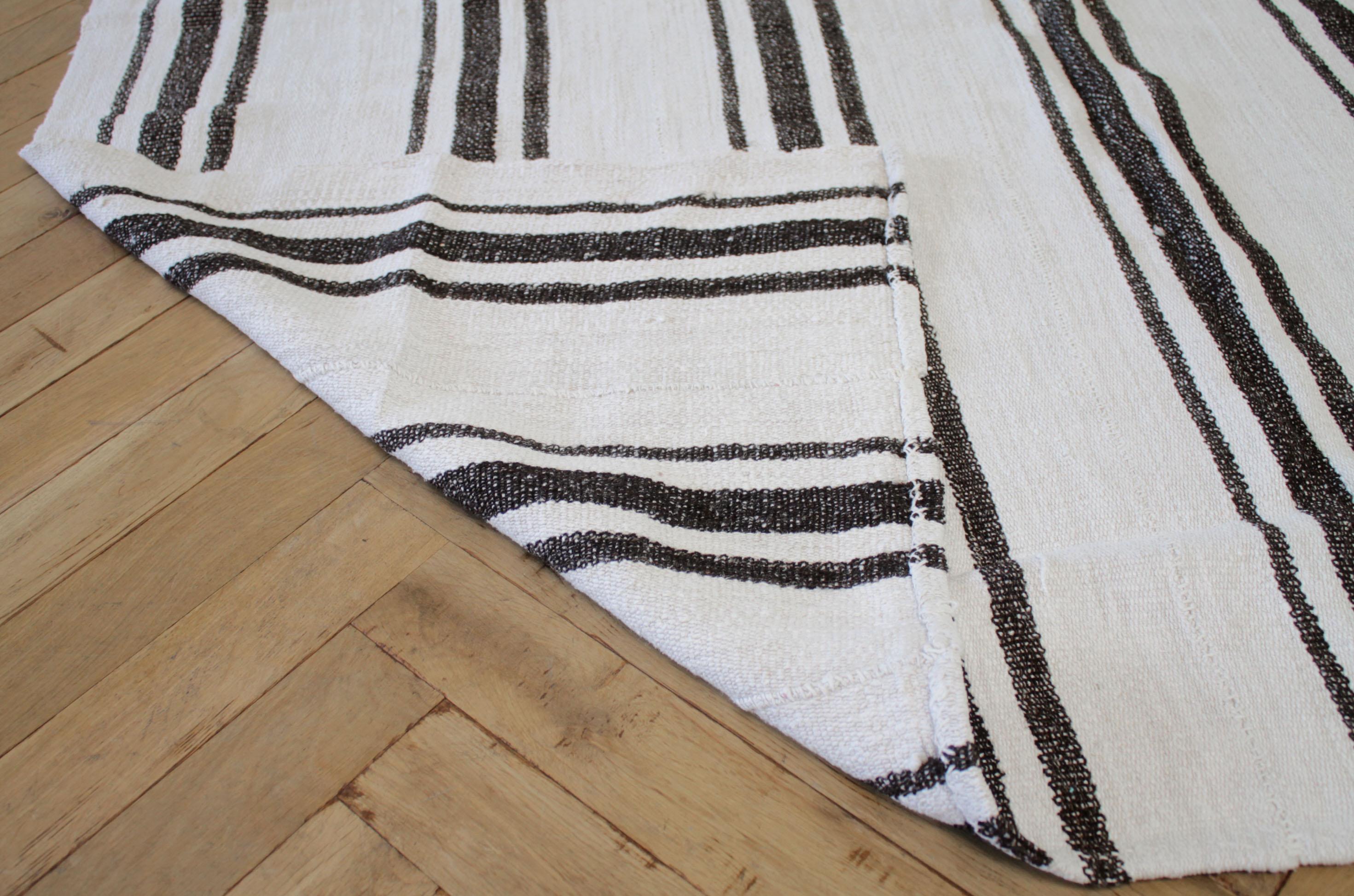 Türkischer Flachgewebe-Sam-Teppich in Austernweiß mit braunen Streifen (Minimalistisch) im Angebot