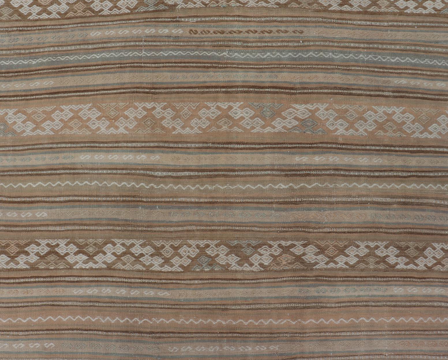 Türkischer Flachgewebe-Kilim, gestreift, in Taupe, Creme und Light Brown im Angebot 3