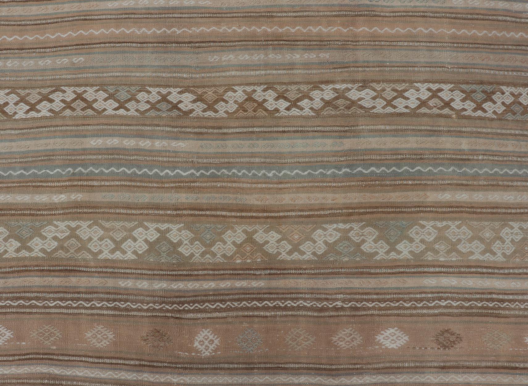 Türkischer Flachgewebe-Kilim, gestreift, in Taupe, Creme und Light Brown im Angebot 4
