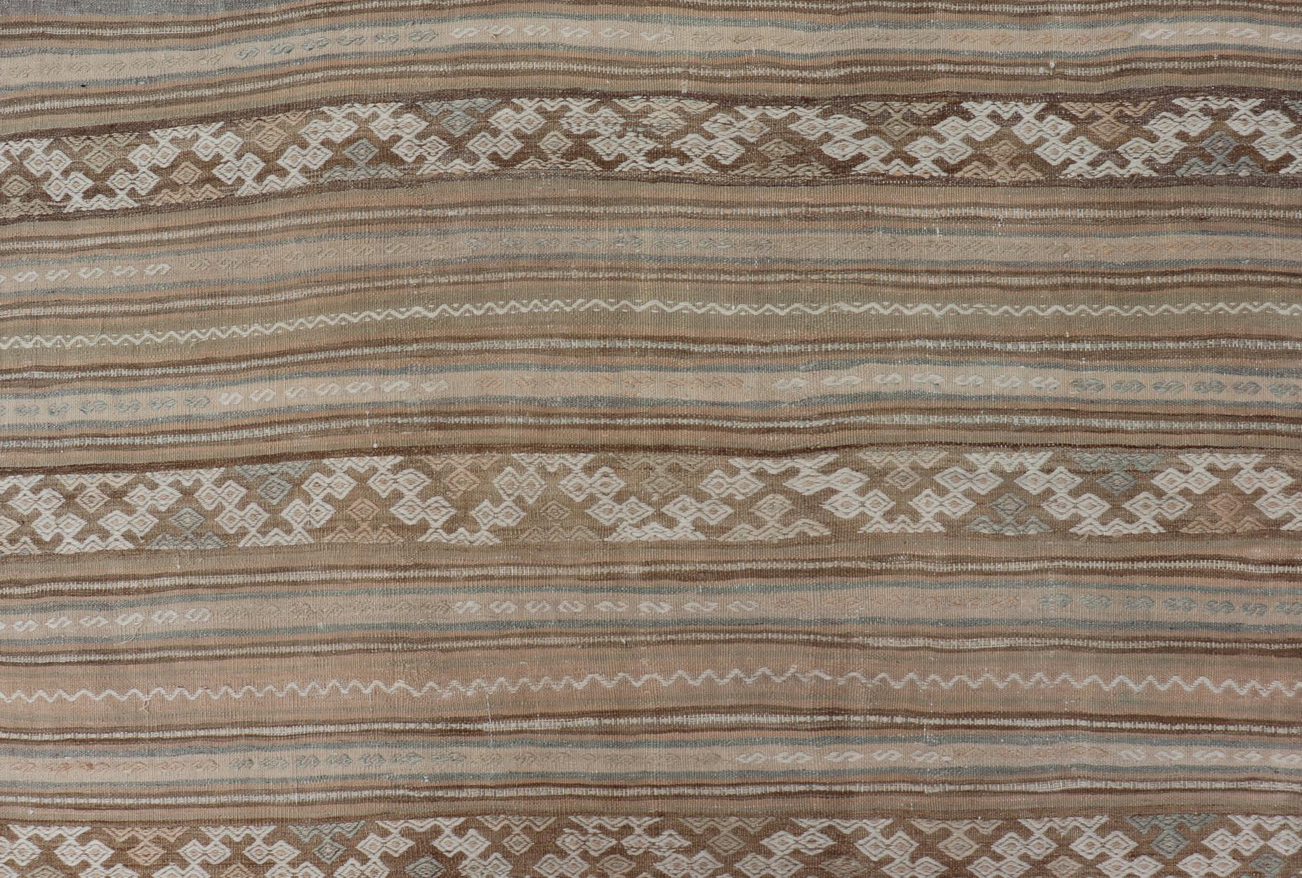 Vintage Turkish Flat-Weave Striped Kilim in Taupe, Creme und Hellbraun. Keivan Woven Arts /  Teppich EN-14683, Herkunftsland / Art: Türkei / Kelim, um 1950.
Maße: 5'0 x 9'4 
Dieser flachgewebte Kelim-Läufer im Vintage-Stil zeichnet sich durch ein