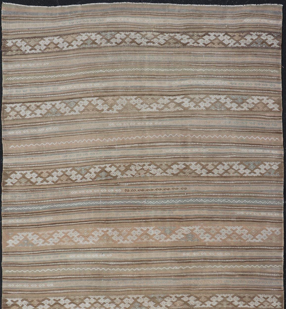 Türkischer Flachgewebe-Kilim, gestreift, in Taupe, Creme und Light Brown (Kelim) im Angebot