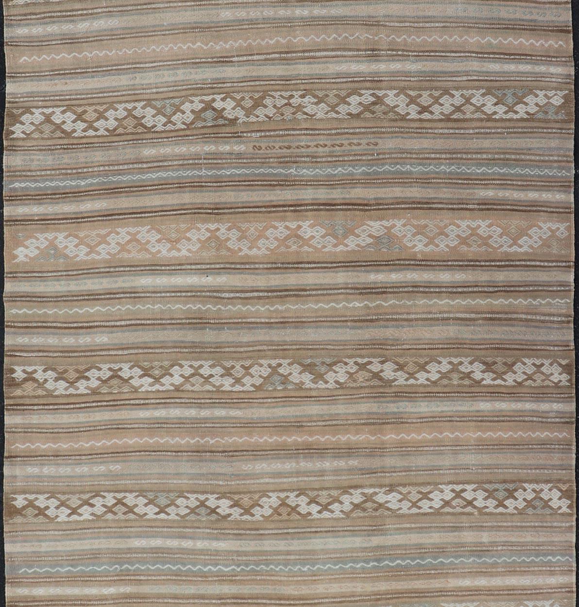 Türkischer Flachgewebe-Kilim, gestreift, in Taupe, Creme und Light Brown (Handgewebt) im Angebot