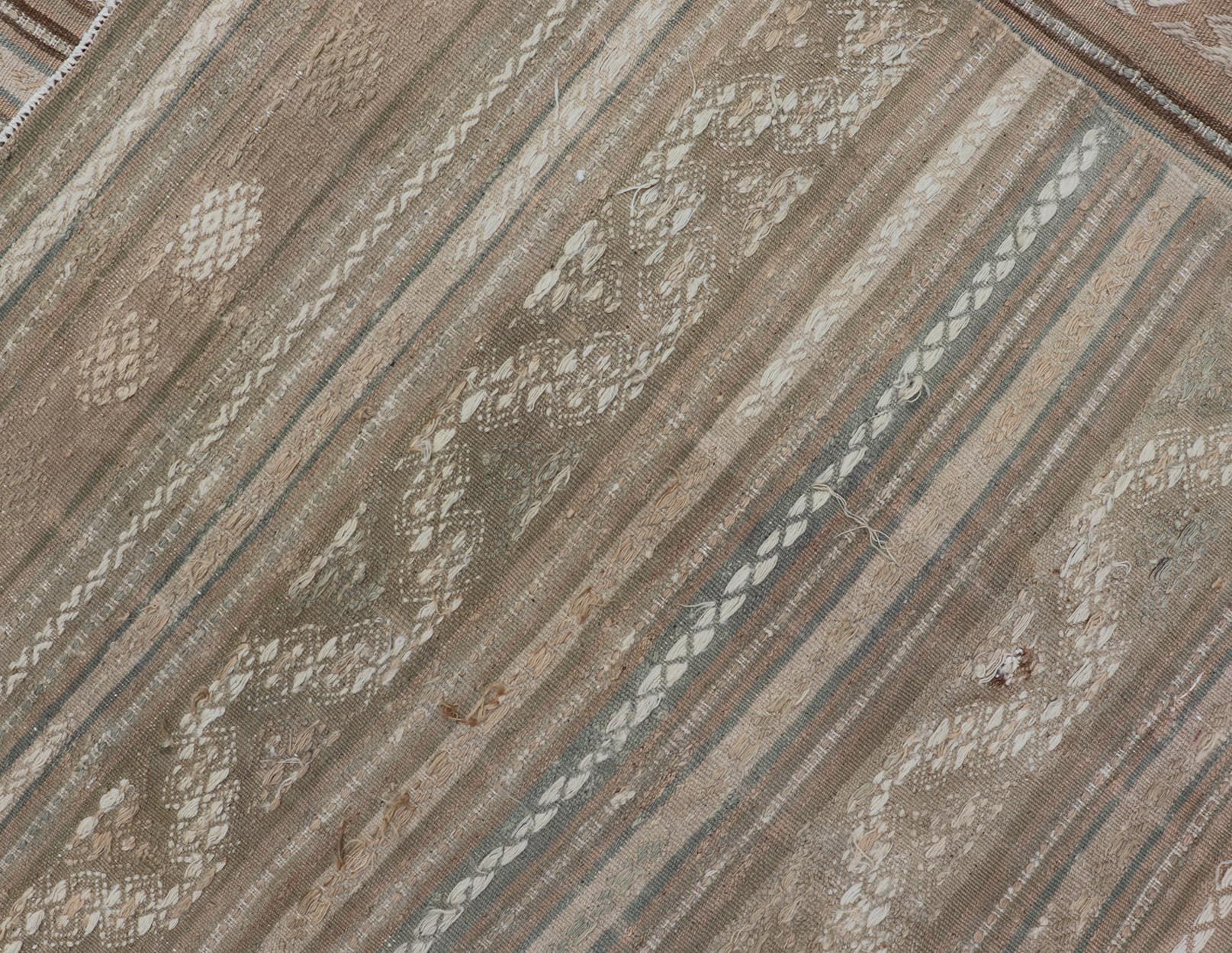 Türkischer Flachgewebe-Kilim, gestreift, in Taupe, Creme und Light Brown (20. Jahrhundert) im Angebot