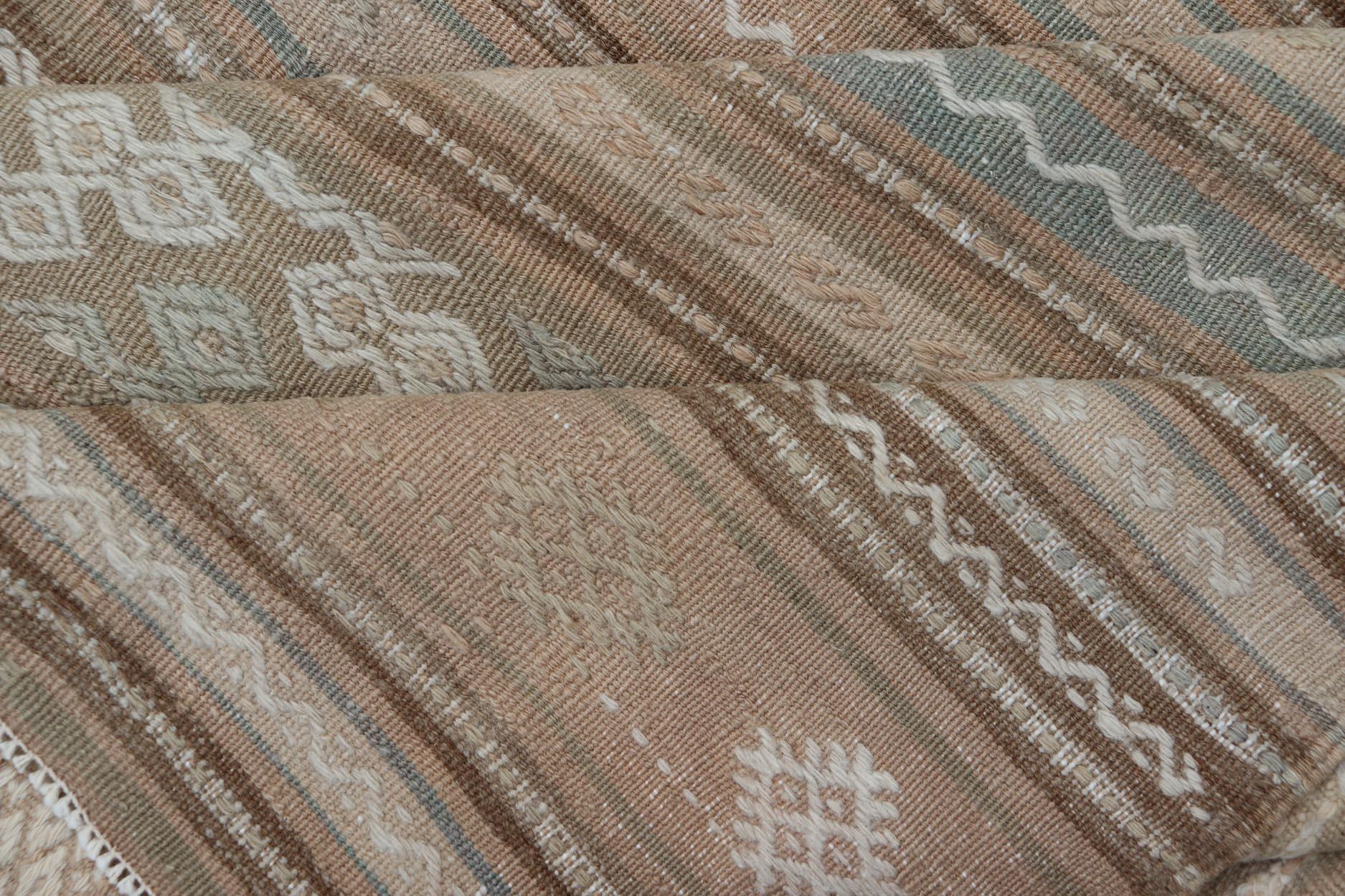 Türkischer Flachgewebe-Kilim, gestreift, in Taupe, Creme und Light Brown (Wolle) im Angebot