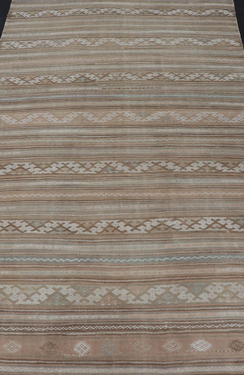 Türkischer Flachgewebe-Kilim, gestreift, in Taupe, Creme und Light Brown im Angebot 1