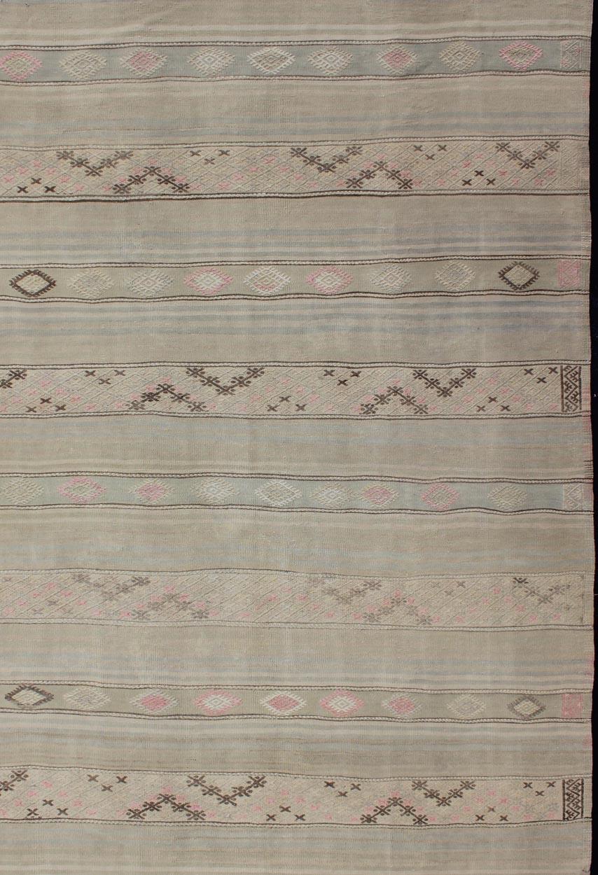 Vintage Turkish flat-weave striped kilim in taupe, pink, and light brown. Minimalist stripe design Kilim from Turkey, rug EN-179258, country of origin / type: Turkey / Kilim, circa 1950.

This vintage flat-woven Kilim runner features a Minimalist