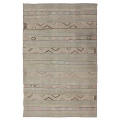 Kilim turco vintage a righe a trama piatta nei colori grigio, rosa e marrone chiaro