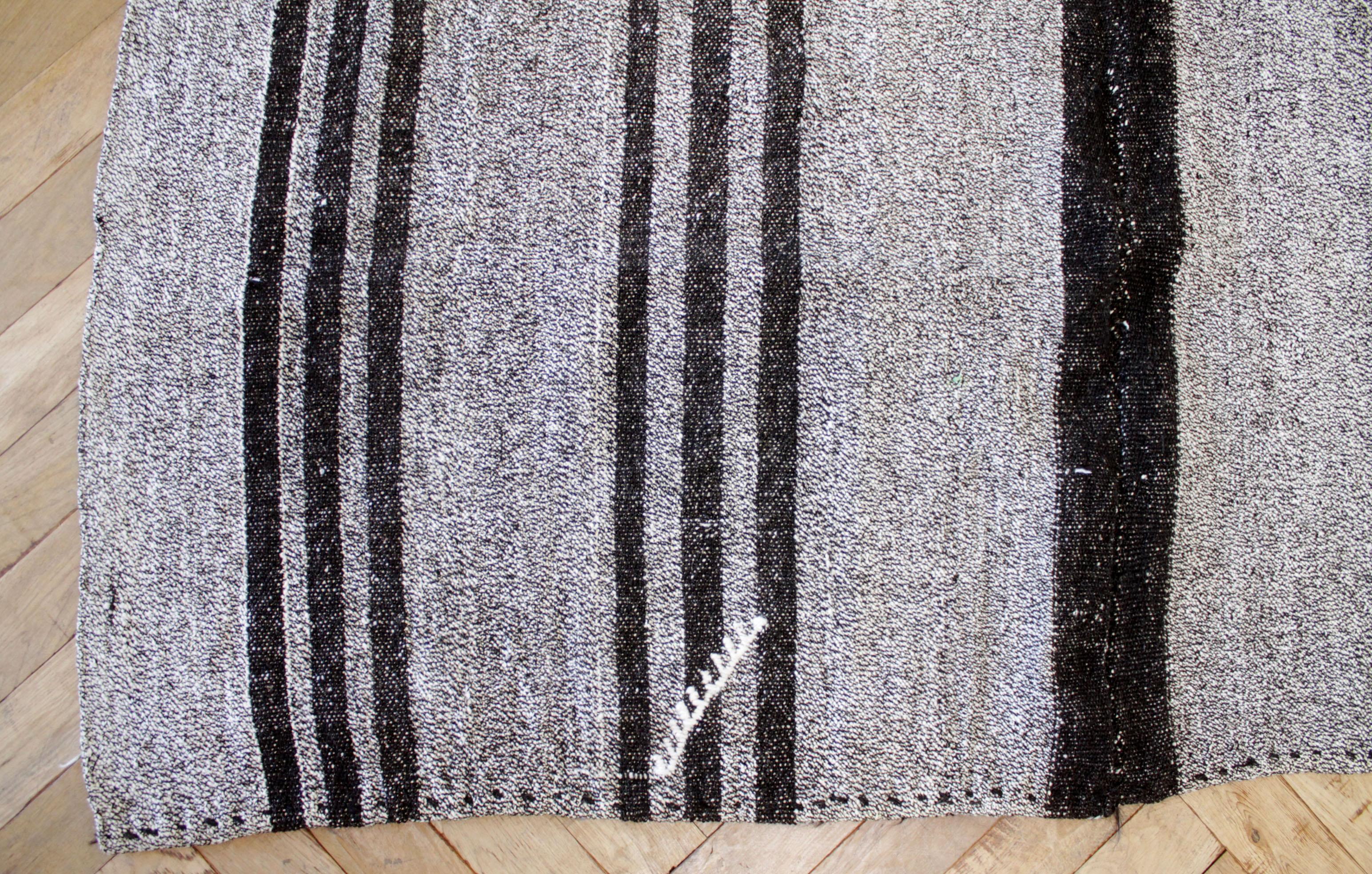 Teresa-Teppich
Türkischer Vintage-Teppich in braunen und grauen Streifen.
Unsere neueste Kollektion ist aus der Türkei eingetroffen. Sie eignet sich hervorragend als Teppich.
Flachgewebe, Wolle und Ziegenhaar machen sie extrem haltbar und eignen