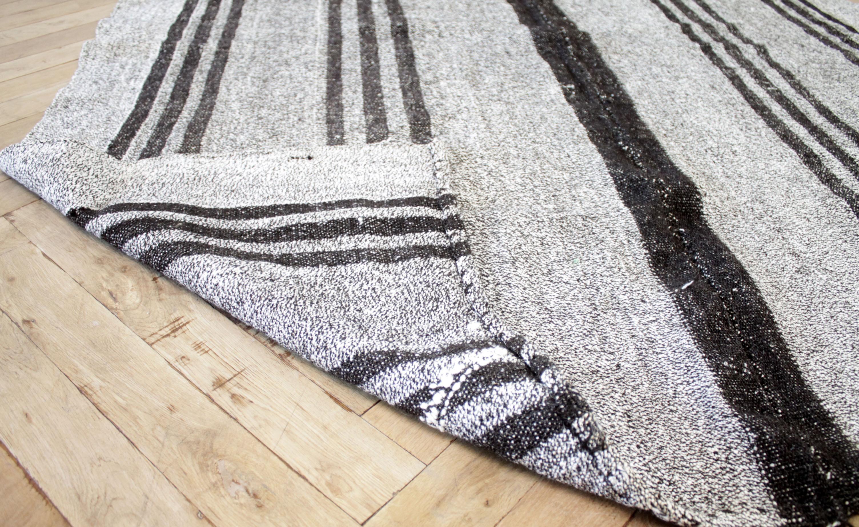 Alfombra turca vintage Teresa de tejido plano Rayas grises y marrones Minimalista en venta