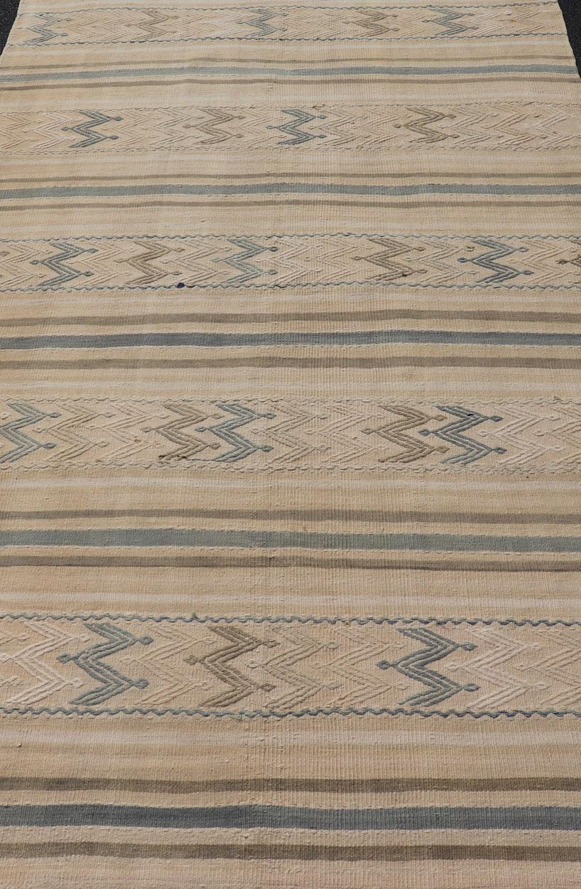 Vintage Turkish Flat-Weave with embroideries in earth tones and blue. Keivan Woven Arts / rug EN-179452, country of origin / type: Turkey / Kilim, circa 1950

Measures:4'10 x 8'9 

This vintage Turkish Kilim rug features a contemporary geometric