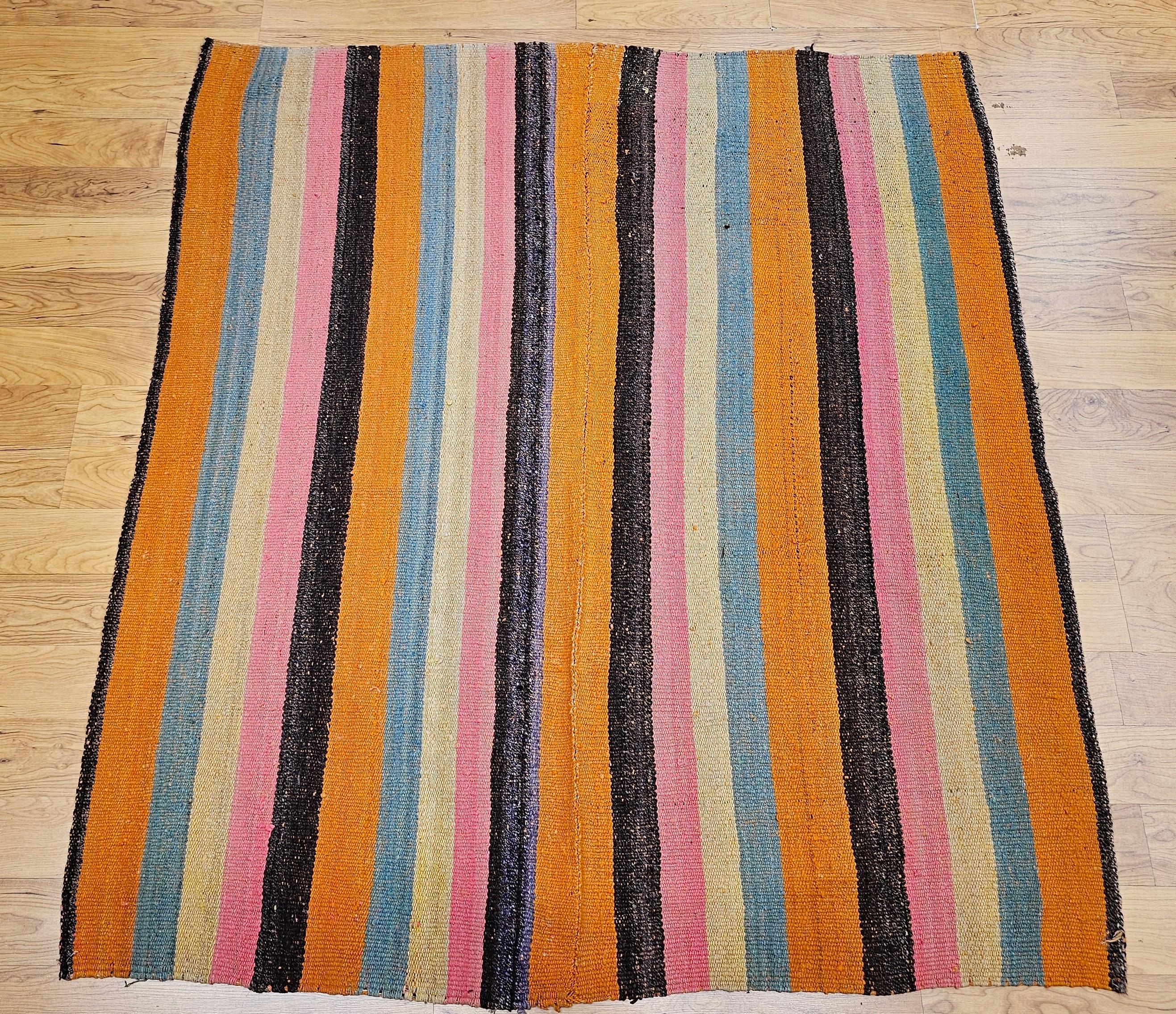 Questo vivace kilim turco Sofreh a tessitura piatta della metà del XX secolo è un reperto raro ed eccezionale. Tessuto in un formato quasi quadrato, tradizionalmente utilizzato per i pezzi Sofreh, presenta un vivace motivo a righe nelle vivaci