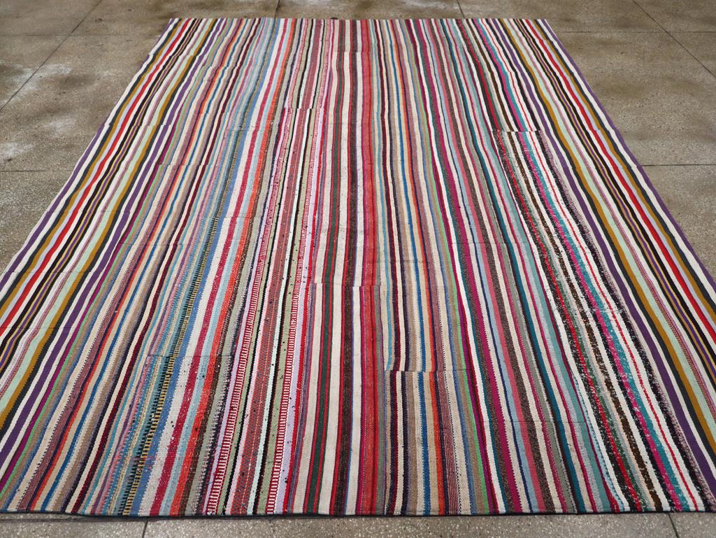 Questo tappeto turco a tessitura piatta della metà del XX secolo, Rug & Kilim, che misura 9' 4
