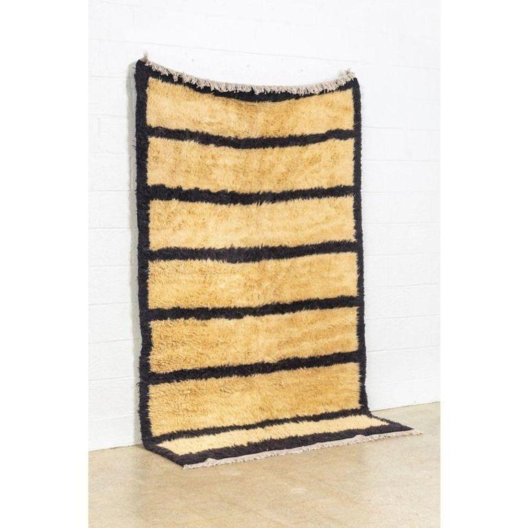 Türkischer Vintage-Stehteppich aus gestreifter, zotteliger Wolle in Beige und Schwarz (Minimalistisch) im Angebot
