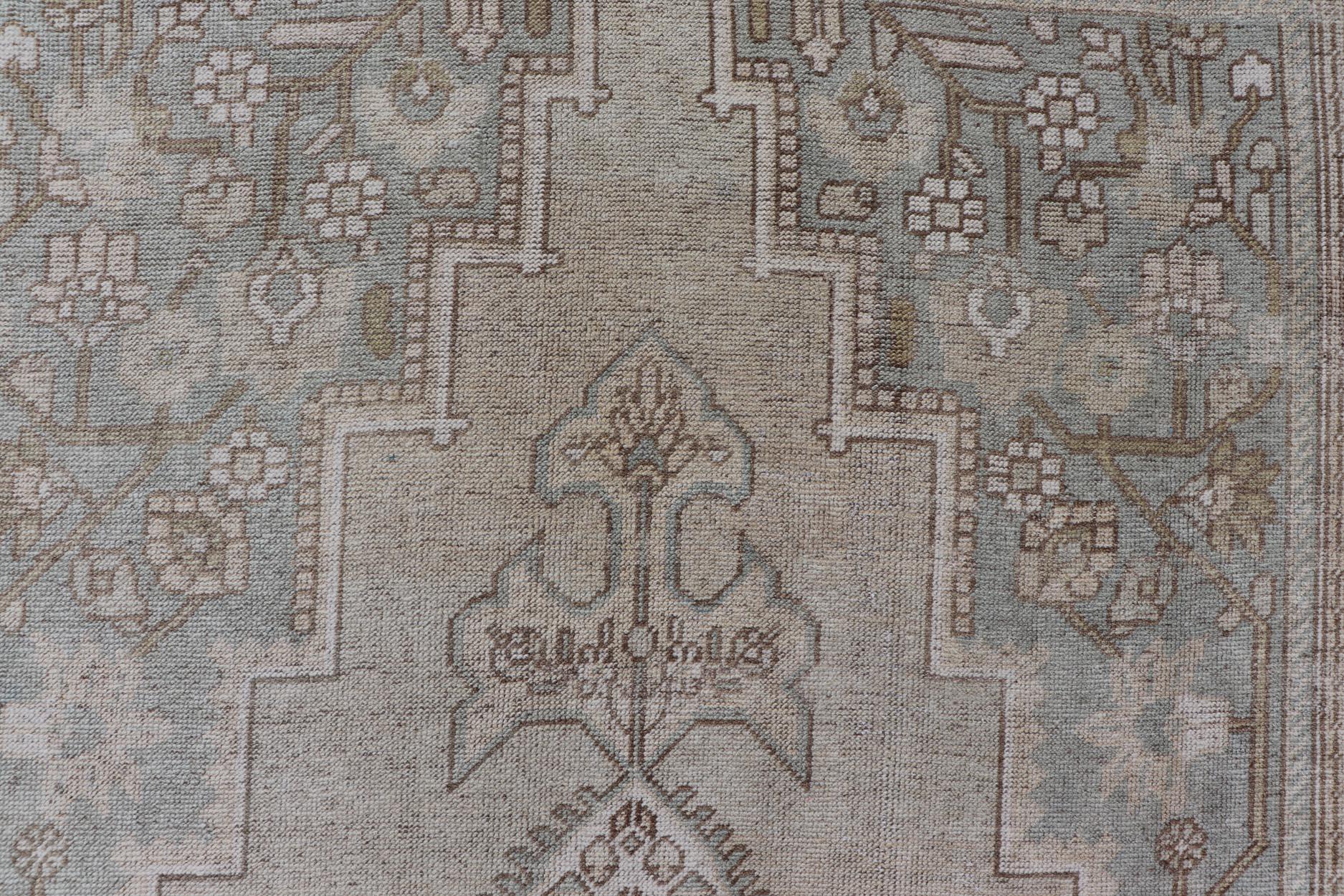 Türkischer Oushak-Teppich mit Blumenmedaillons in Hellbraun und Hellblau (Handgeknüpft) im Angebot