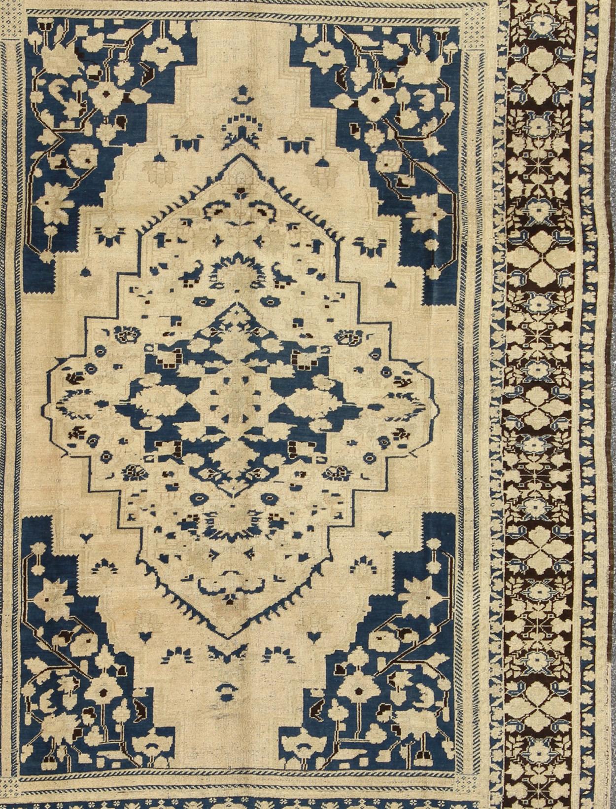 Laine Tapis turc vintage à médaillons Oushak en bleu marine, D. brun et crème en vente