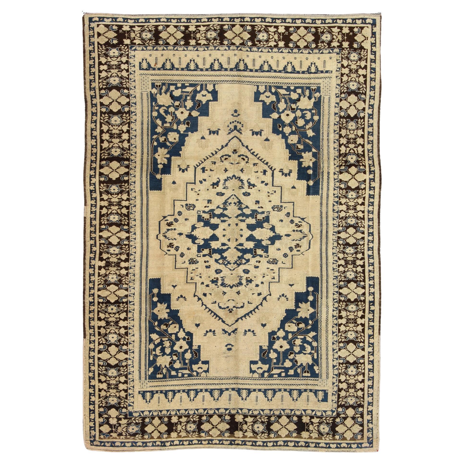 Türkischer Oushak-Teppich mit Medaillon in Marineblau, D. Braun und Cremetönen, Vintage