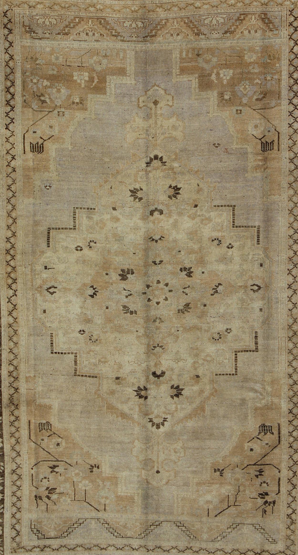 Vintage Turkish Floral Medallion Oushak Rug in Tan, Brown, and Beige In Good Condition For Sale In Atlanta, GA