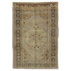 Tapis turc vintage à médaillons à fleurs Oushak en brun clair, marron et beige