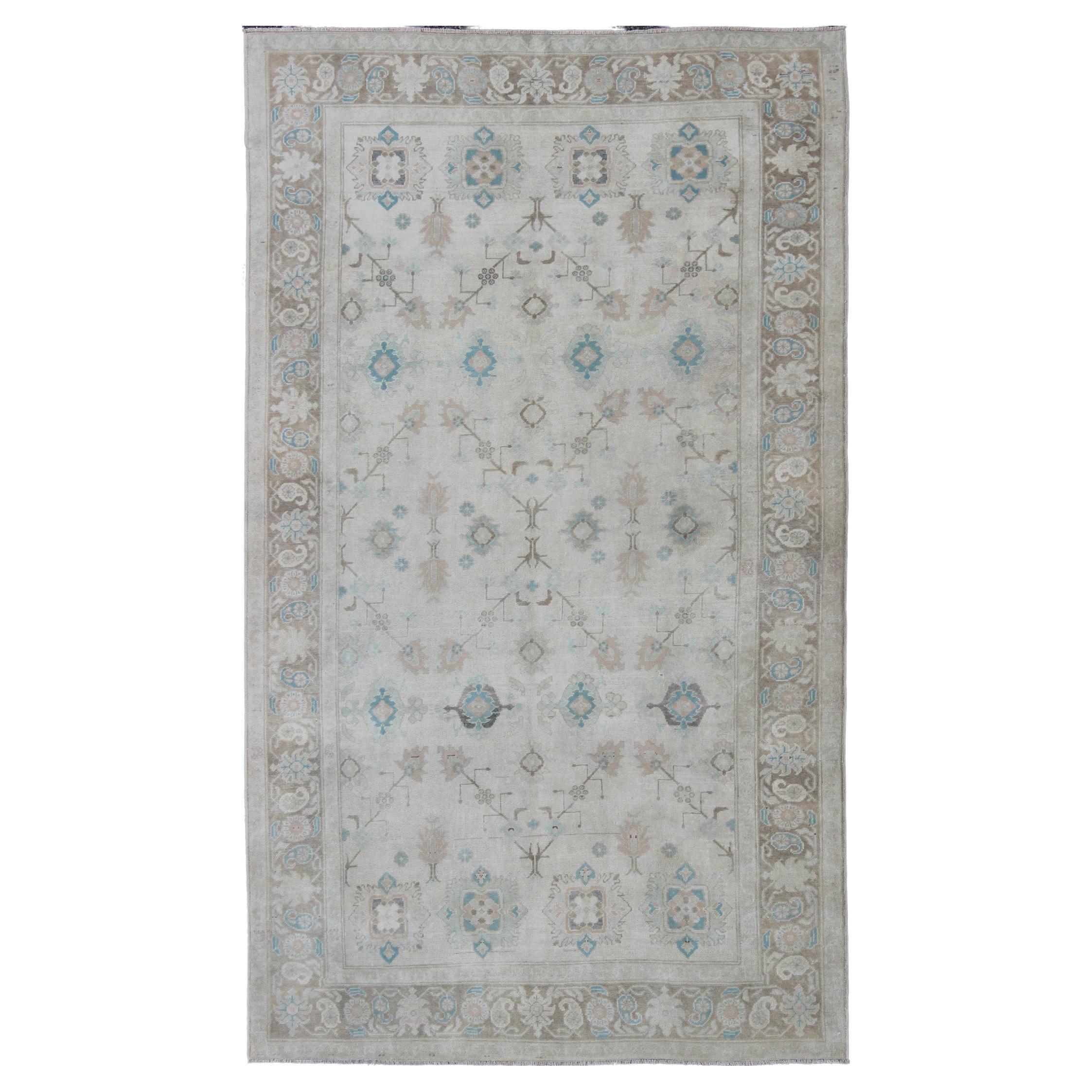 Vintage Turkish Floral Oushak Area Rug in Grau, Brown und Blau