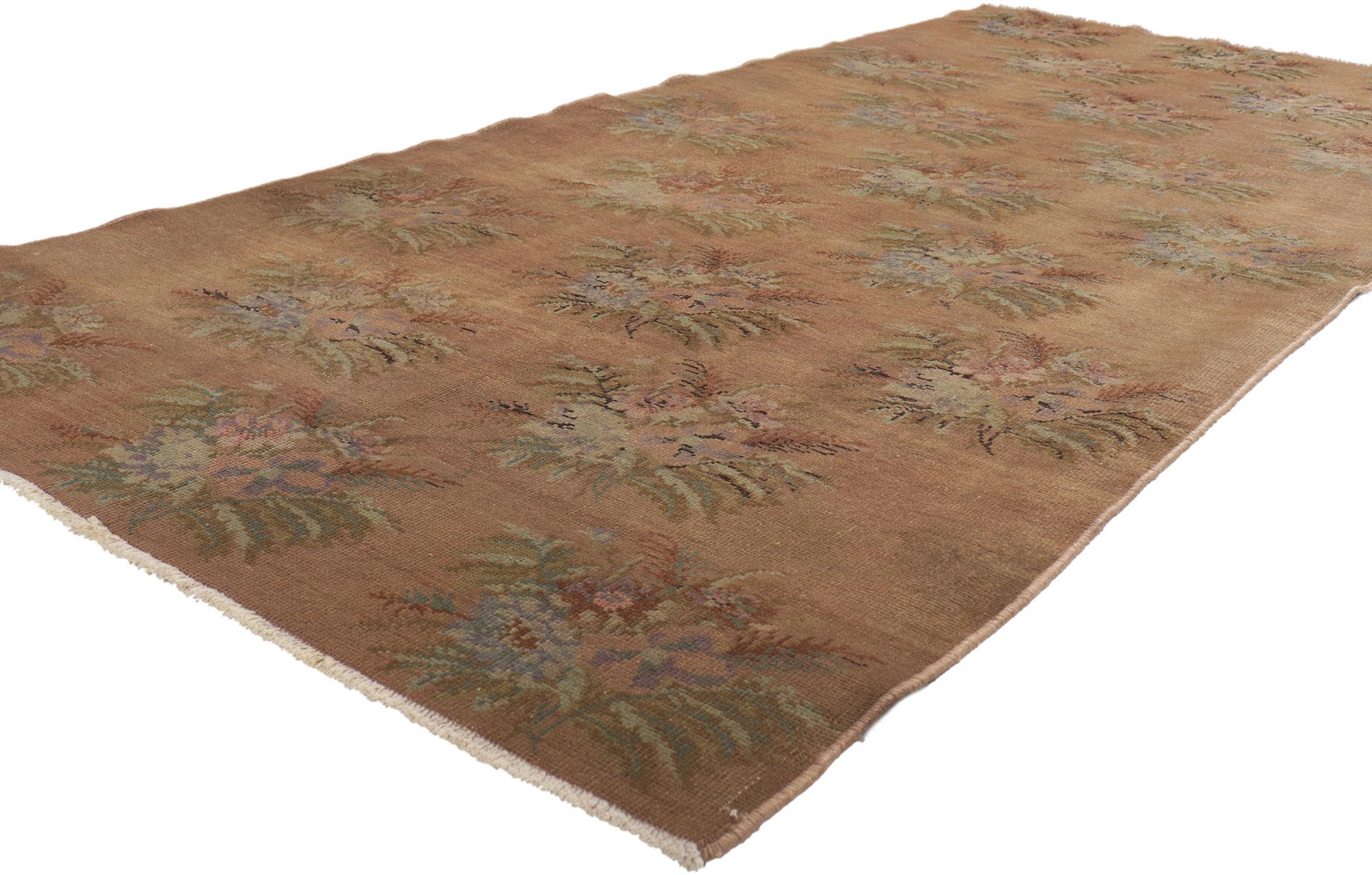 50907 Vintage Turkish Sivas Rug Runner, 04'00 x 08'07. Dieser handgeknüpfte türkische Sivas-Teppich aus Wolle im Vintage-Stil ist eine reizvolle Kombination aus Artisan- und Cottagecore-Stil und erzählt Geschichten von zeitloser Schönheit. Die