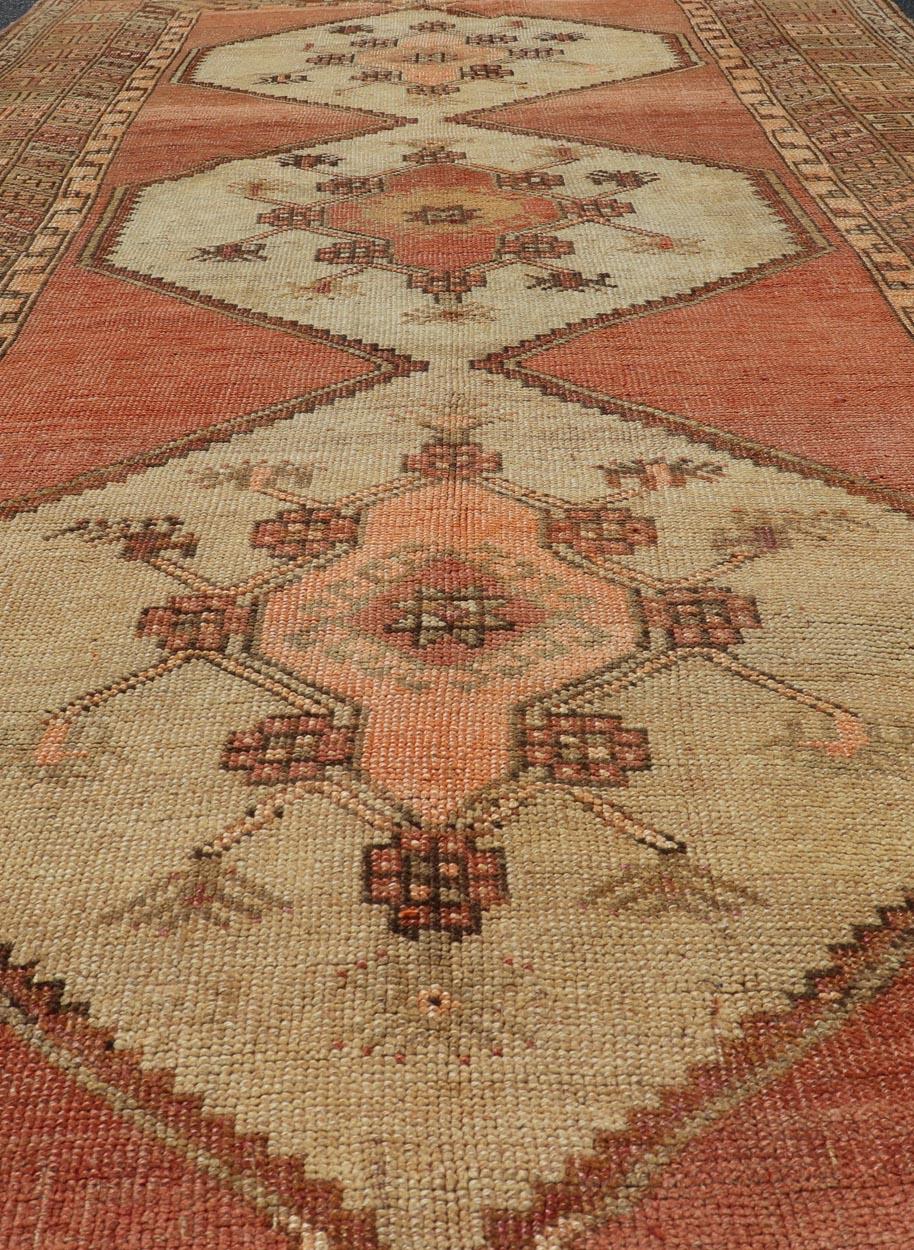 Mesures : 5'5 x 11'2 
Tapis vintage turc de la galerie Kars avec des couleurs crème et terre cuite,  5'5