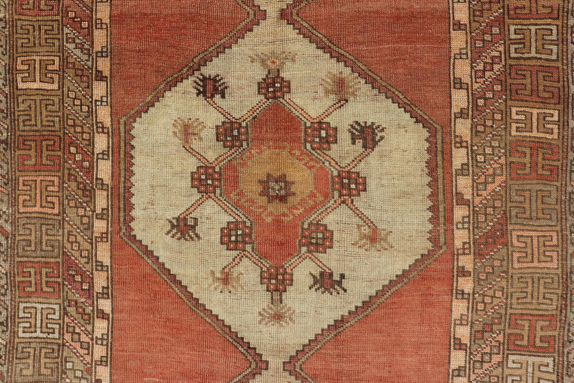 Noué à la main Tapis Vintage Turc Gallery Kars avec Crème Douce et Terracotta 5'5