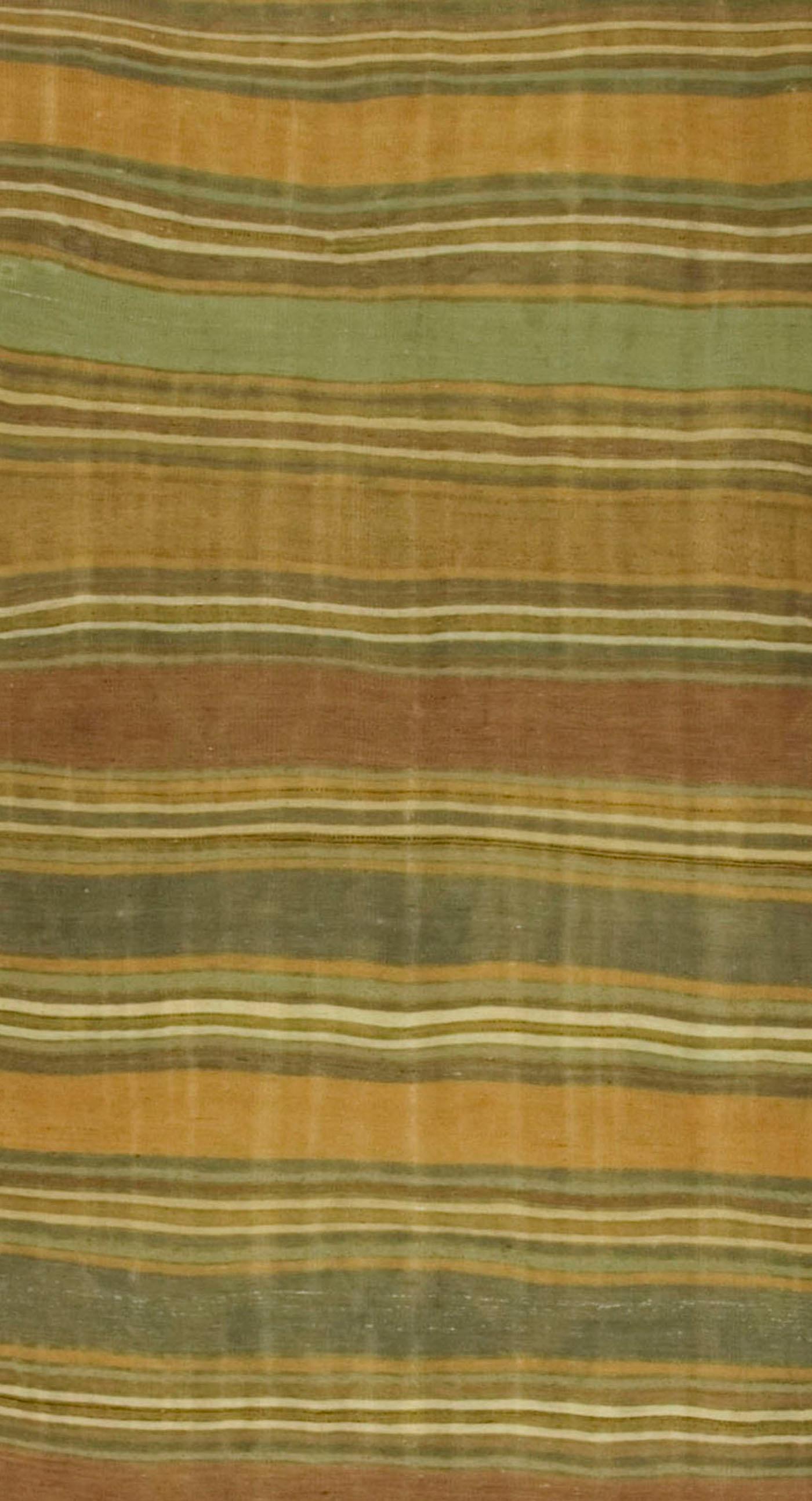 Kilim vintage de galerie turque taille : 4'7 x 15'. Ce Kilim turc vintage à tissage plat a été tissé à la main dans les années 1950. La simplicité et l'audace de ces pièces peuvent également donner une impression de contemporanéité et s'intégrer